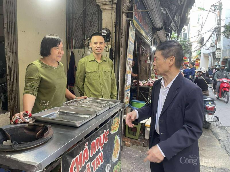 Đội kiểm tra phường Từ Liêm tuyên truyền người dân buôn bán đúng quy định.