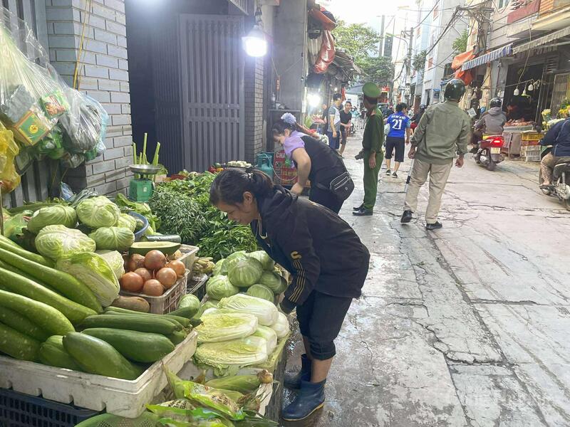 Sau khi bị lực lượng chức năng nhắc nhở, tiểu thương trên đường Nguyễn Đổng Chi (phường Từ Liêm) chủ động dọn dẹp cửa hàng trả lại lòng đường.