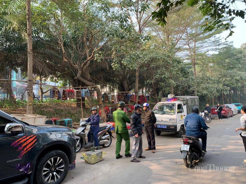 Lực lượng chức năng phường Tây Hồ ra quân xử lý chợ tự phát khu vực đường Tam Đa.