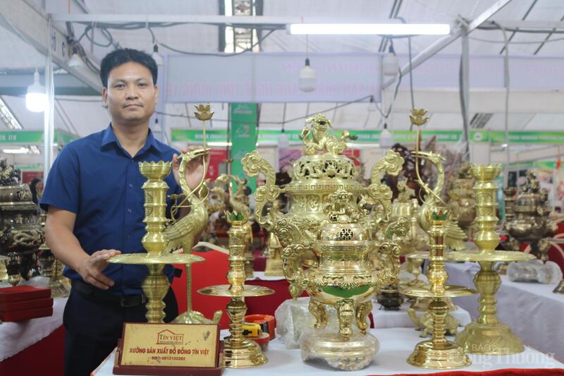 Ông Nguyễn Văn Thùy - đại diện Cơ sở đồ đồng mỹ nghệ Tín Việt (Đại Đồng, Hưng Yên). Ảnh: Ngọc Châu