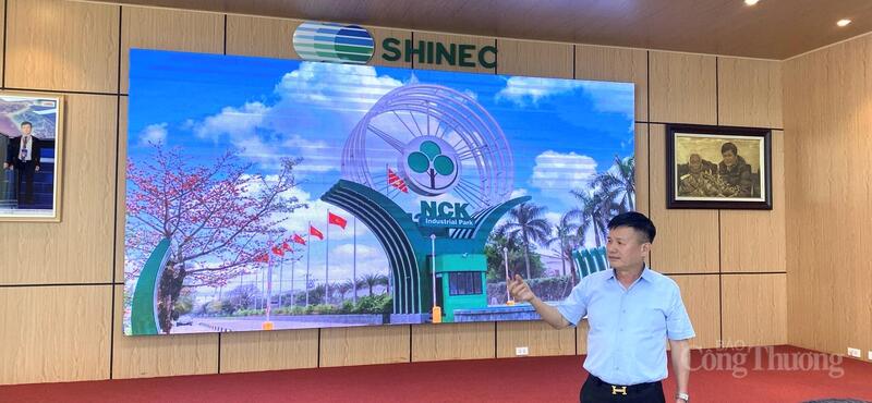 Ông Phạm Hồng Điệp, Chủ tịch Công ty cổ phần Shinec - Chủ đầu tư Khu công nghiệp Nam Cầu Kiền giới thiệu về mô hình Khu công nghiệp sinh thái tại đơn vị.