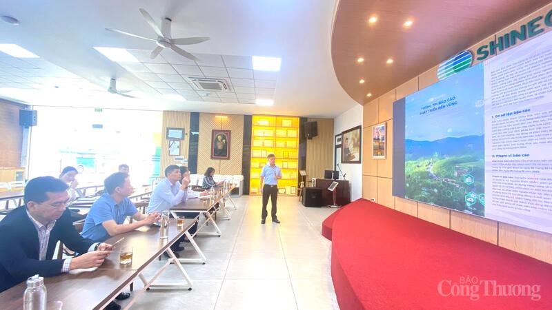 Đoàn làm việc tại Khu công nghiệp Nam Cầu Kiền.