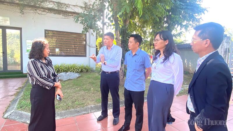 Các đại biểu tham quan Khu công nghiệp Nam Cầu Kiền, phường Thiên Hương, TP. Hải Phòng.