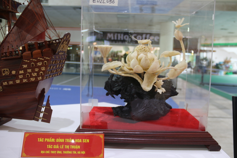 ផលិតផលដែលចូលរួមក្នុងការប្រកួតប្រជែងផលិតផលសិប្បកម្មវៀតណាមដែលភ្ជាប់ជាមួយមហោស្រពអភិរក្ស និងអភិវឌ្ឍន៍ភូមិសិប្បកម្មអន្តរជាតិឆ្នាំ 2025។ រូបថត៖ N.H