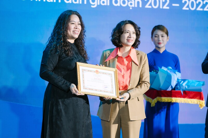 Bà Nguyễn Thị Liên Hương - Thứ trưởng Bộ Y tế trao bằng khen của Bộ Y tế cho Unilever Việt Nam