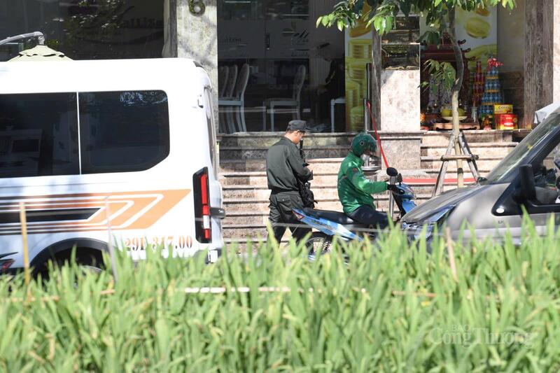 Một số chiến sĩ Cảnh sát có mặt tại cơ sở thẩm mỹ viện Mailisa Nguyễn Khánh Toàn, phường Nghĩa Đô, TP. Hà Nội. Ảnh: Hải Sơn