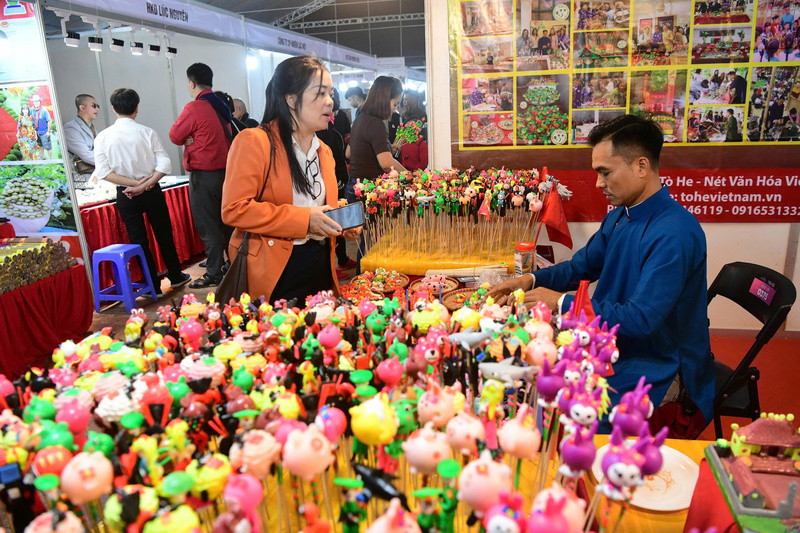 L'artisanat de la fabrication de figurines en argile préserve non seulement les valeurs culturelles traditionnelles, mais ouvre également de nouvelles perspectives de développement, devenant un produit artisanal villageois porteur d'identité nationale et de valeur à l'exportation. Photo : N.H.
