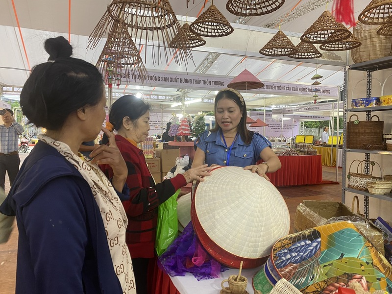 Le village de Chuong (Hanoï) est une région vieille de plus de 300 ans, réputée pour son artisanat traditionnel de fabrication de chapeaux coniques. Photo : N.H.