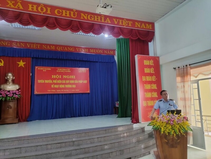 Ông Nguyễn Quang Huy, Phó Chi cục trưởng Chi cục Quản lý thị trường Thành phố phát biểu khai mạc hội nghị