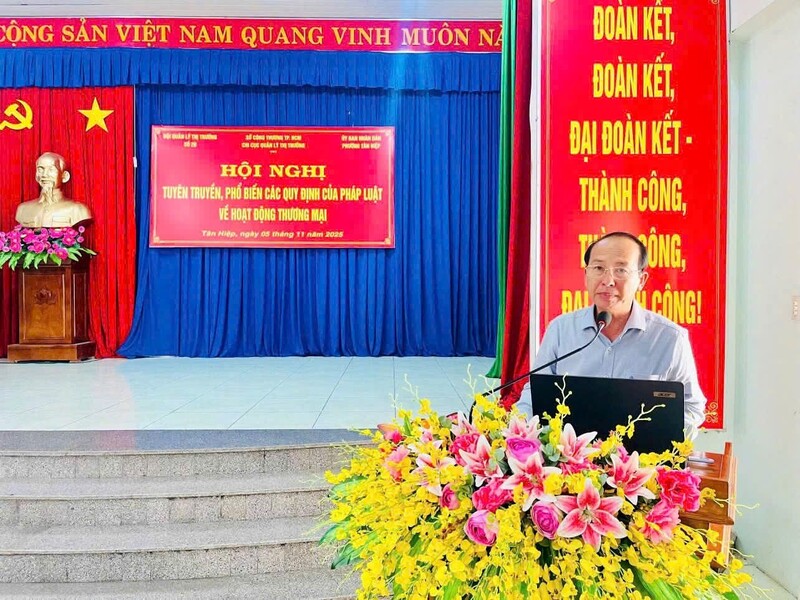 Ông Lê Văn Nhi Đồng, Phó Chủ tịch UBND phường Tân Hiệp thông tin về tình hình sản xuất, kinh doanh hàng hóa trên địa bàn