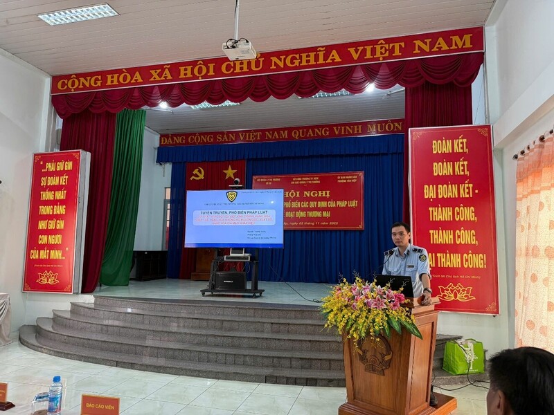 Đại diện Chi cục Quản lý thị trường phổ biến các quy định của pháp luật về xử phạt vi phạm hành chính đối với hành vi kinh doanh hàng hóa nhập lậu, hàng giả