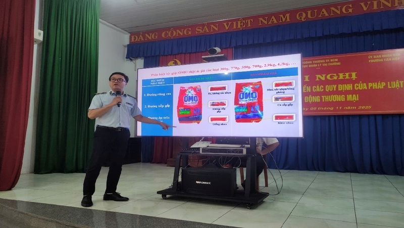 Đại diện Chi cục Quản lý thị trường hướng dẫn cách nhận biết hàng thật - hàng giả