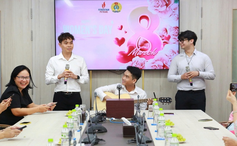 Encik Tran Thai (memainkan alat) sentiasa aktif mengambil bahagian dalam aktiviti yang dilancarkan oleh Kesatuan (Foto: PVTrans)