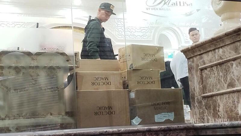 Vỏ ngoài các thùng hàng được cảnh sát kiểm, đếm đưa đi.