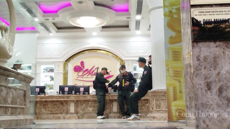 Nhiều chiến sĩ Cảnh sát cơ động có mặt tại cơ sở thẩm mỹ viện Mailisa số 6 Nguyễn Khánh Toàn, phường Nghĩa Đô, TP. Hà Nội từ sáng đến chiều tối ngày 13/11.