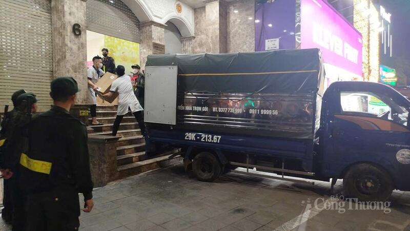 Một chiếc xe tải khác đến chở hàng hóa tại cơ sở thẩm mỹ viện Mailisa ở số 6 Nguyễn Khánh Toàn rời hiện trường lúc hơn 18h cùng ngày.
