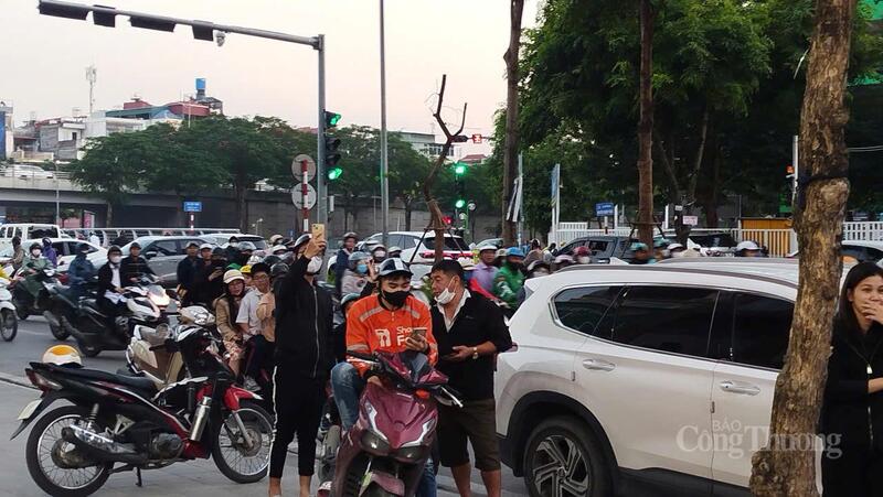 Nhiều người dân hiếu kỳ đi qua hiện trường đứng xem sự việc.