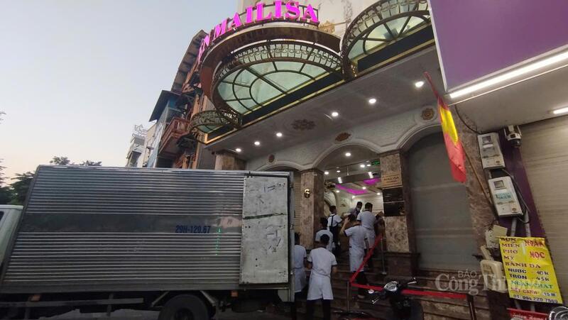 Khoảng 17h chiều 13/11, nhiều thùng hàng cát-tông được chuyển từ cơ sở thẩm mỹ viện Mailisa số 6 Nguyễn Khánh Toàn lên xe tải.