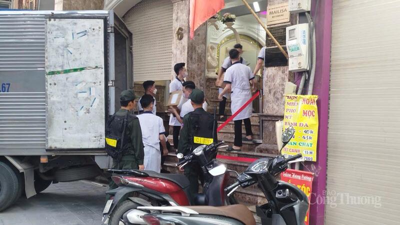 Lực lượng Cảnh sát cơ động giám sát việc chuyển hàng hóa lên xe tải.