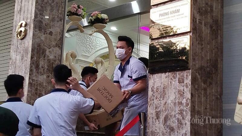 Các thùng hàng được nhân viên cơ sở thẩm mỹ viện Mailisa vận chuyển lên xe.