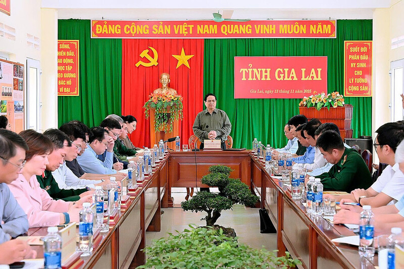 Thủ tướng Chính phủ Phạm Minh Chính cùng đoàn công tác làm việc với lãnh đạo tỉnh Gia Lai về tình hình thiệt hại và công tác khắc phục hậu quả bão số 13. Ảnh: Đức Thuỵ