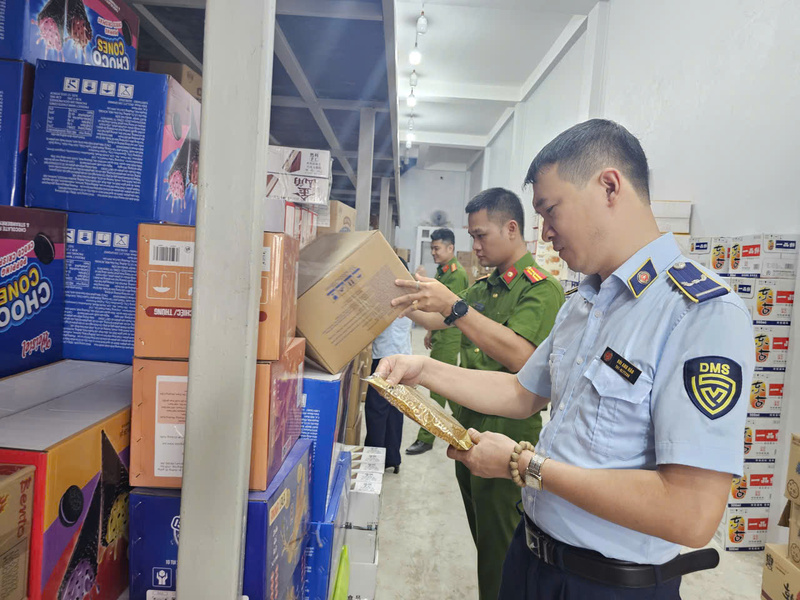 Lực lượng Quản lý thị trường phối hợp với lực lượng Công an kiểm tra một cơ sở kinh doanh trên địa bàn Thủ đô Hà Nội. Ảnh: Quản lý thị trường Hà Nội