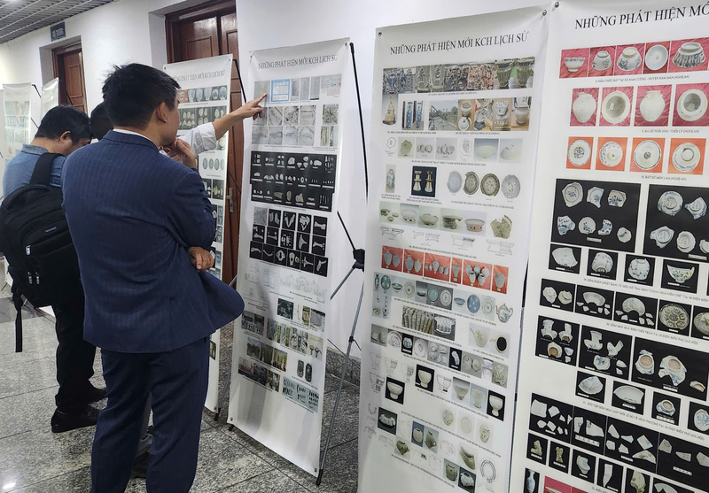 Các chuyên gia trao đổi kết quả khai quật khảo cổ. Ảnh QL