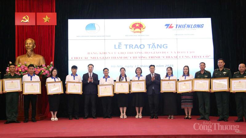 Thứ trưởng Bộ Giáo dục và Đào tạo Lê Quân và Bí thư Trung ương Đoàn, Chủ tịch Trung ương Hội Liên hiệp Thanh niên Việt Nam Nguyễn Tường Lâm trao Bằng khen của Bộ Giáo dục và Đào tạo tặng các nhà giáo tiêu biểu