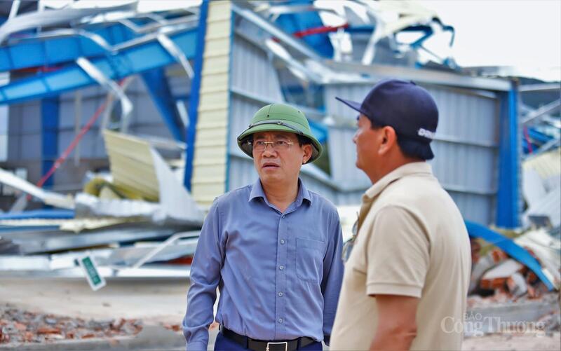 Chủ tịch UBND tỉnh Gia Lai Phạm Anh Tuấn (bên trái) đi kiểm tra tại Khu công nghiệp Nhơn Hội sau bão số 13.