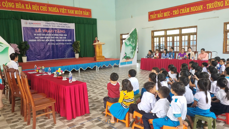 Quang cảnh buổi lễ trao tặng quần áo đồng phục cho học sinh nghèo vượt khó, học giỏi tại Trường Tiểu học Bến Giằn (TP. Đà Nẵng)