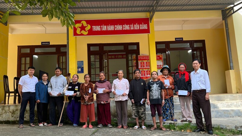 Đại diện Công ty Thủy điện Sông Bung trao quà hỗ trợ các hộ dân bị ảnh hưởng bởi đợt mưa bão vừa qua tại xã Bến Giằng