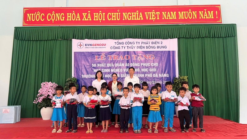 Đại diện Công ty Thủy điện Sông Bung trao tặng quần áo đồng phục cho học sinh nghèo vượt khó, học giỏi tại Trường Tiểu học Bến Giằng