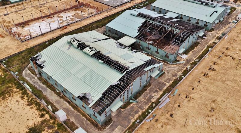 Khu công nghiệp Nhơn Hội tan hoang sau bão số 13 (Kalmaegi).