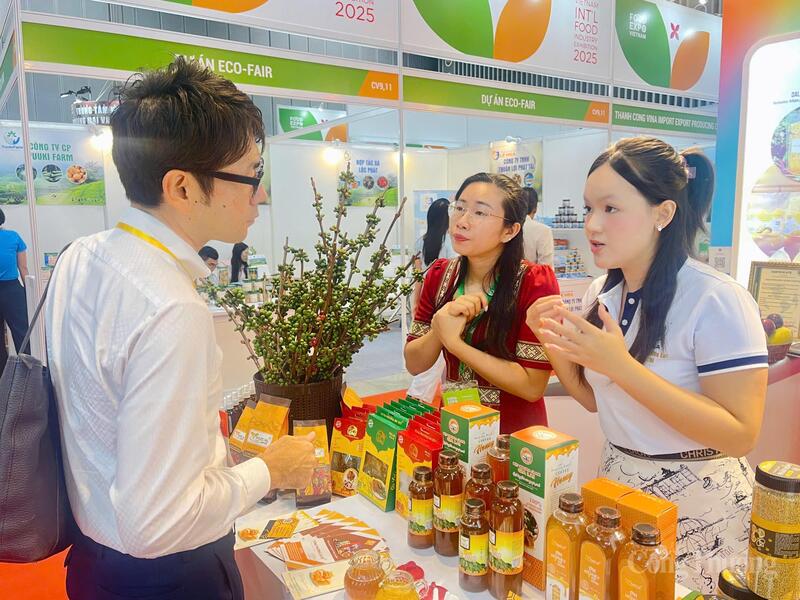 Gian hàng tiêu biểu của tỉnh Gia Lai được các đại biểu quốc tế quan tâm.