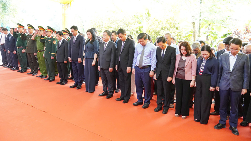 Các đại biểu cử hành nghi thức tưởng niệm.