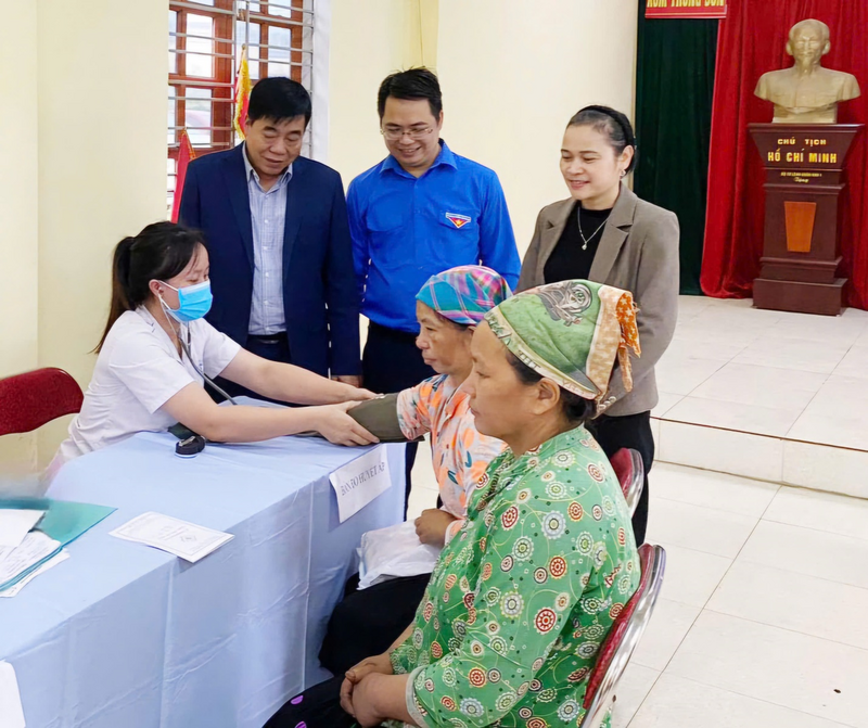 Nhân viên y tế khám sàng lọc cho người cao tuổi trong hoạt động chăm sóc sức khỏe cộng đồng thuộc Dự án 7