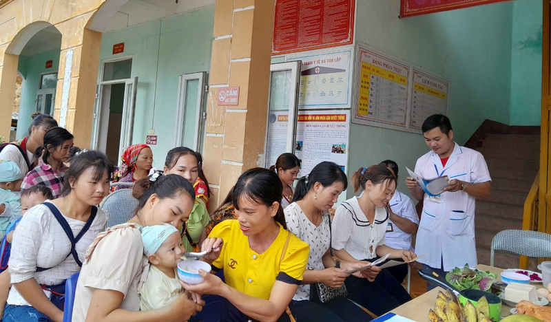 Bà con dân tộc thiểu số được hướng dẫn chế biến bữa ăn dinh dưỡng cho trẻ tại buổi truyền thông thuộc Chương trình mục tiêu quốc gia