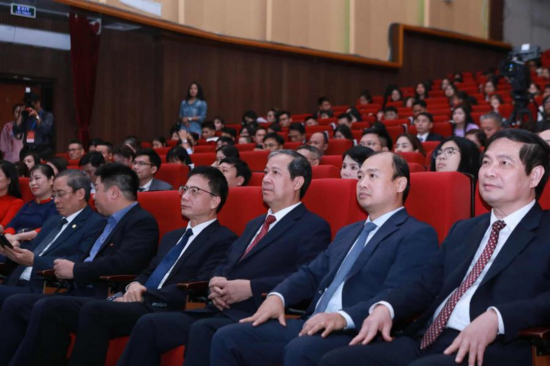 Bộ trưởng Bộ Giáo dục và Đào tạo Nguyễn Kim Sơn (thứ ba từ phải sang) cùng các đại biểu tham dự lễ trao giải.