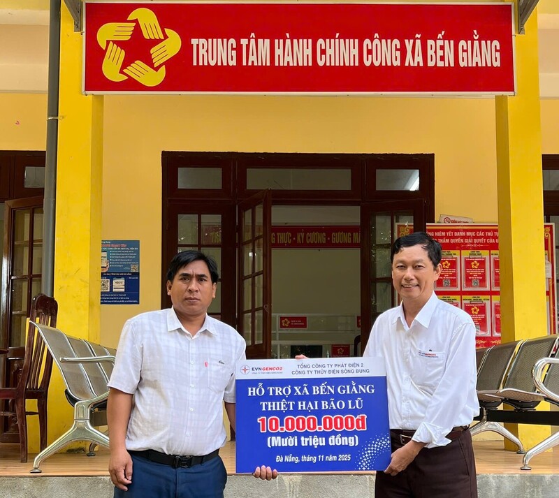 Ông Zơ Râm Thực, Phó Chủ tịch UBND xã Bến Giằng, đại diện lãnh đạo địa phương nhận biểu trưng hỗ trợ từ Công ty Thủy điện Sông Bung.