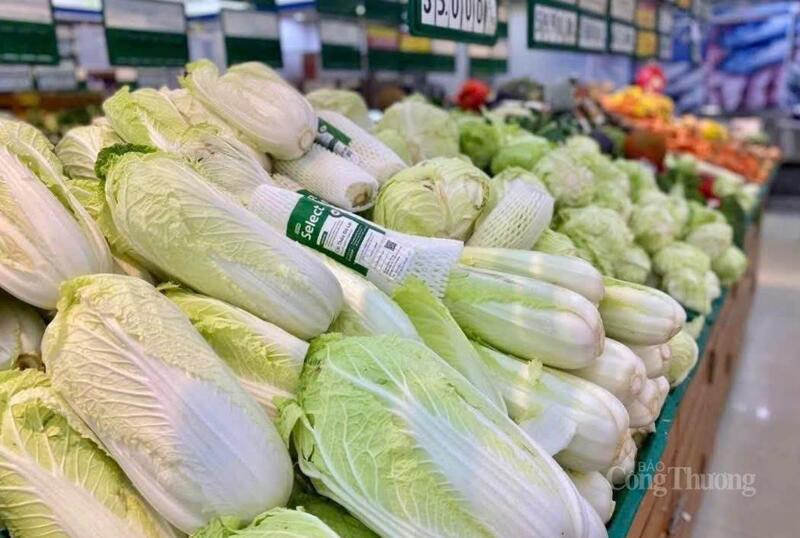 Berkat rizab dan bekalan yang stabil, harga sayur di pasar raya tidak meningkat seperti di pasar tradisional. Foto: Hien Mai