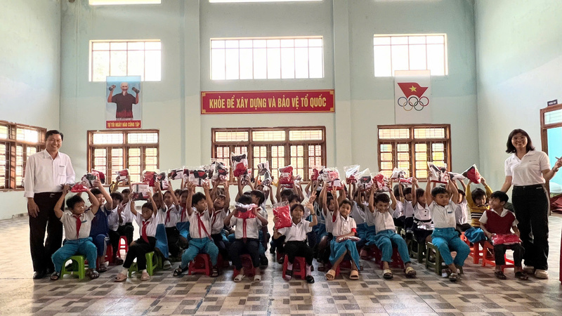 Niềm vui của các em học sinh Trường Tiểu học Bến Giằng, thành phố Đà Nẵng trong buổi lễ trao quà