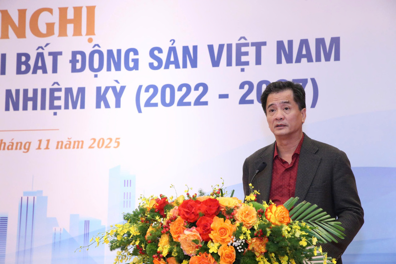 TS. Nguyễn Văn Đính, Phó Chủ tịch Hiệp hội Bất động sản Việt Nam, Chủ tịch Chi hội Môi giới Bất động sản Việt Nam báo cáo tại hội nghị