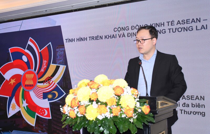 Ông Quyền Anh Ngọc - Trưởng phòng ASEAN (Vụ Chính sách đa biên) thông tin những điểm chính về tình hình thực thi, ra soát nâng cấp và đàm phán các FTA... Ảnh: Minh Khuê.