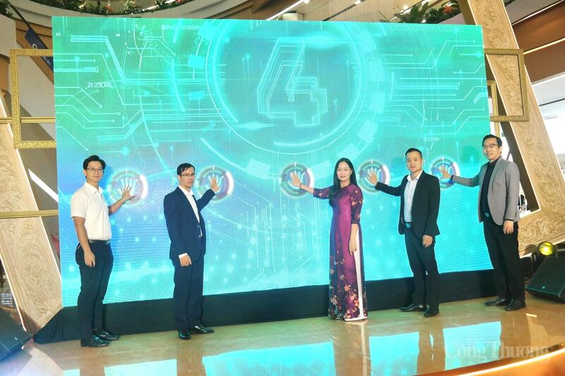 Các đại biểu nhấn nút phát động