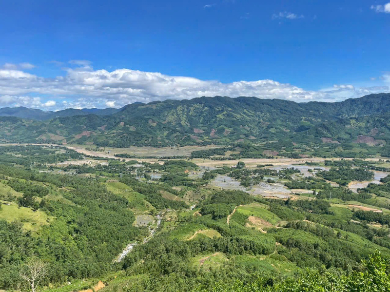 Ở phía Tây tỉnh Quảng Ngãi, các thôn, làng thường nằm ở dưới các ngọn đồi nên nguy cơ sạt lở rất cao