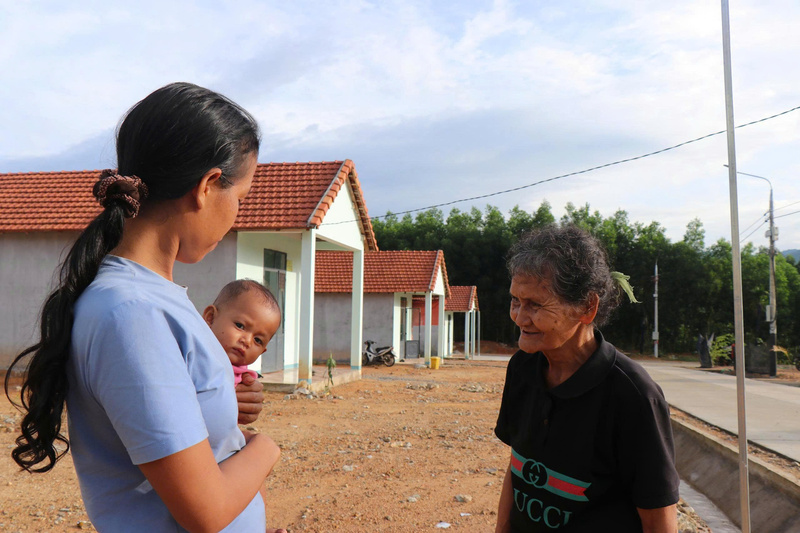 Những nụ cười trên những ngôi làng mới