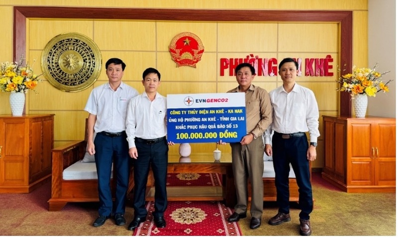 Đại diện Lãnh đạo AKKN trao số tiền 100 triệu đồng ủng hộ khắc phục hậu quả bão số 13 cho phường An Khê, nơi bị ảnh hưởng nặng nề sau bão Kalmaegi