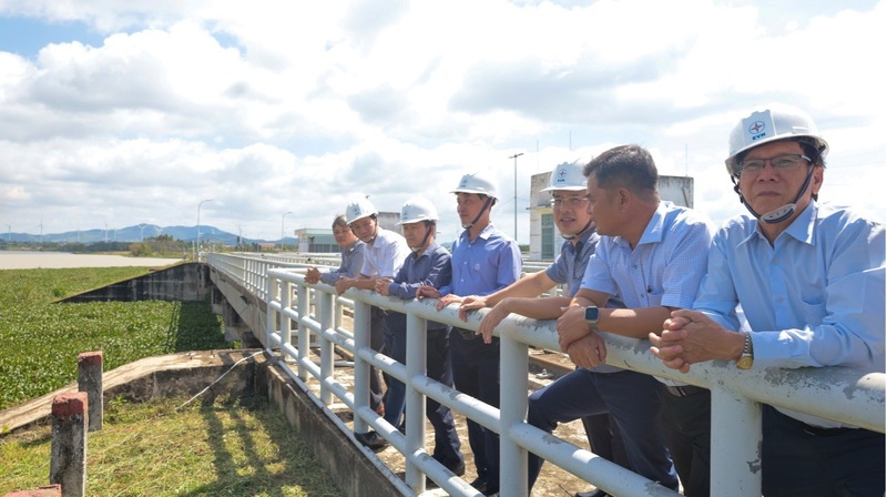 Đoàn công tác EVNGENCO2 do ông Nguyễn Hữu Thịnh – Tổng Giám đốc (người thứ 3 từ phải sang) làm trưởng đoàn đi kiểm tra thực tế tại Đập tràn Nhà máy Thủy điện An Khê