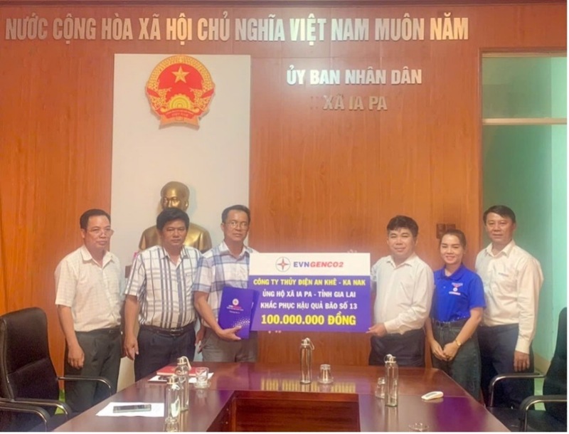 Đoàn công tác Công ty AKKN thăm hỏi, trao tặng hỗ trợ cho người dân xã Ia Pa