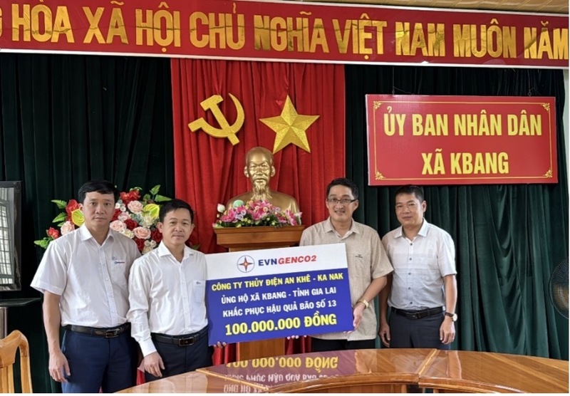 Đại diện Công ty AKKN trao 100 triệu đồng hỗ trợ chính quyền xã Kbang